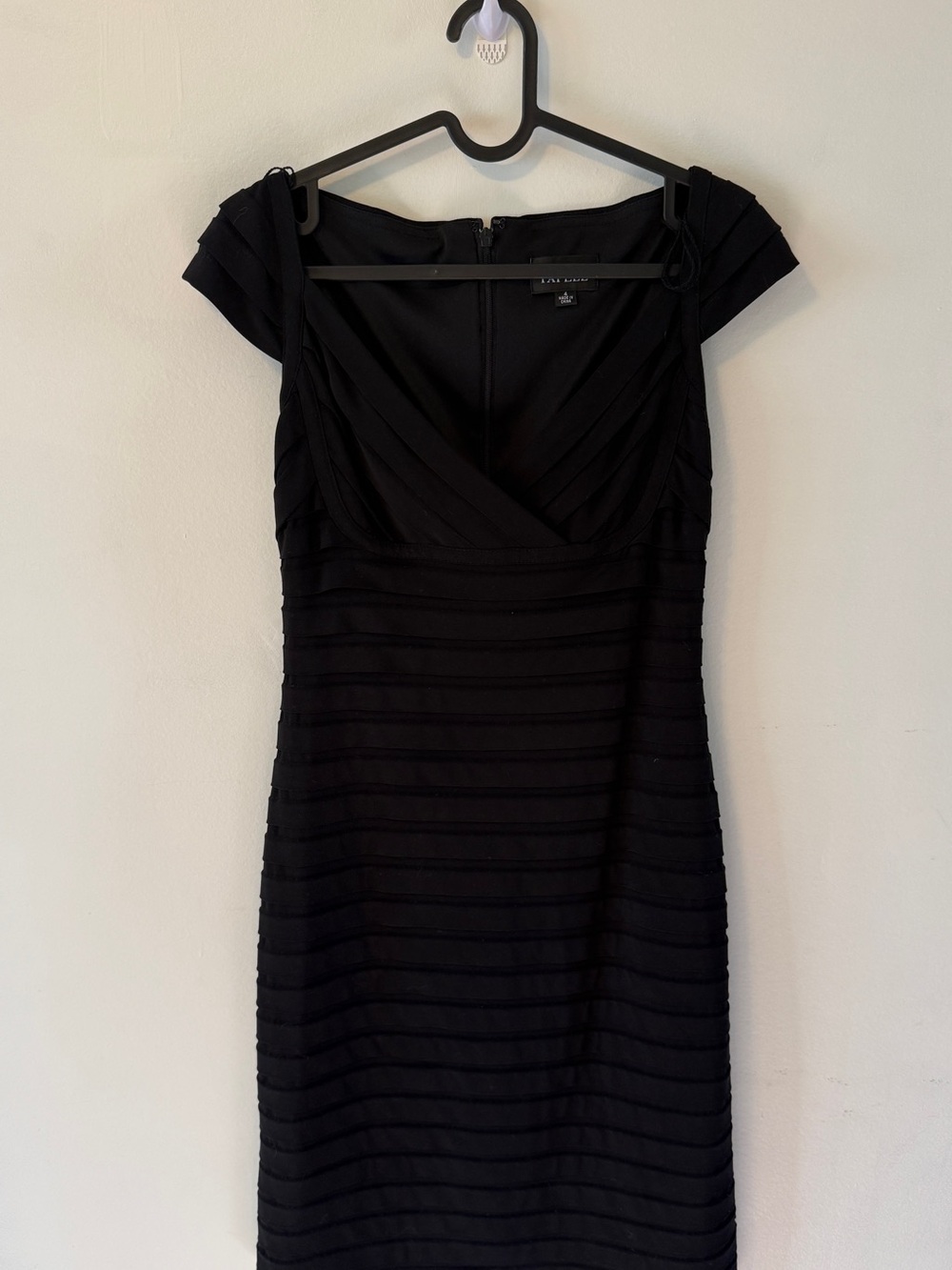 Adrianna Papell Black Tiered Ribbon Pleated Cap Sleeve Cocktail Dress size 4